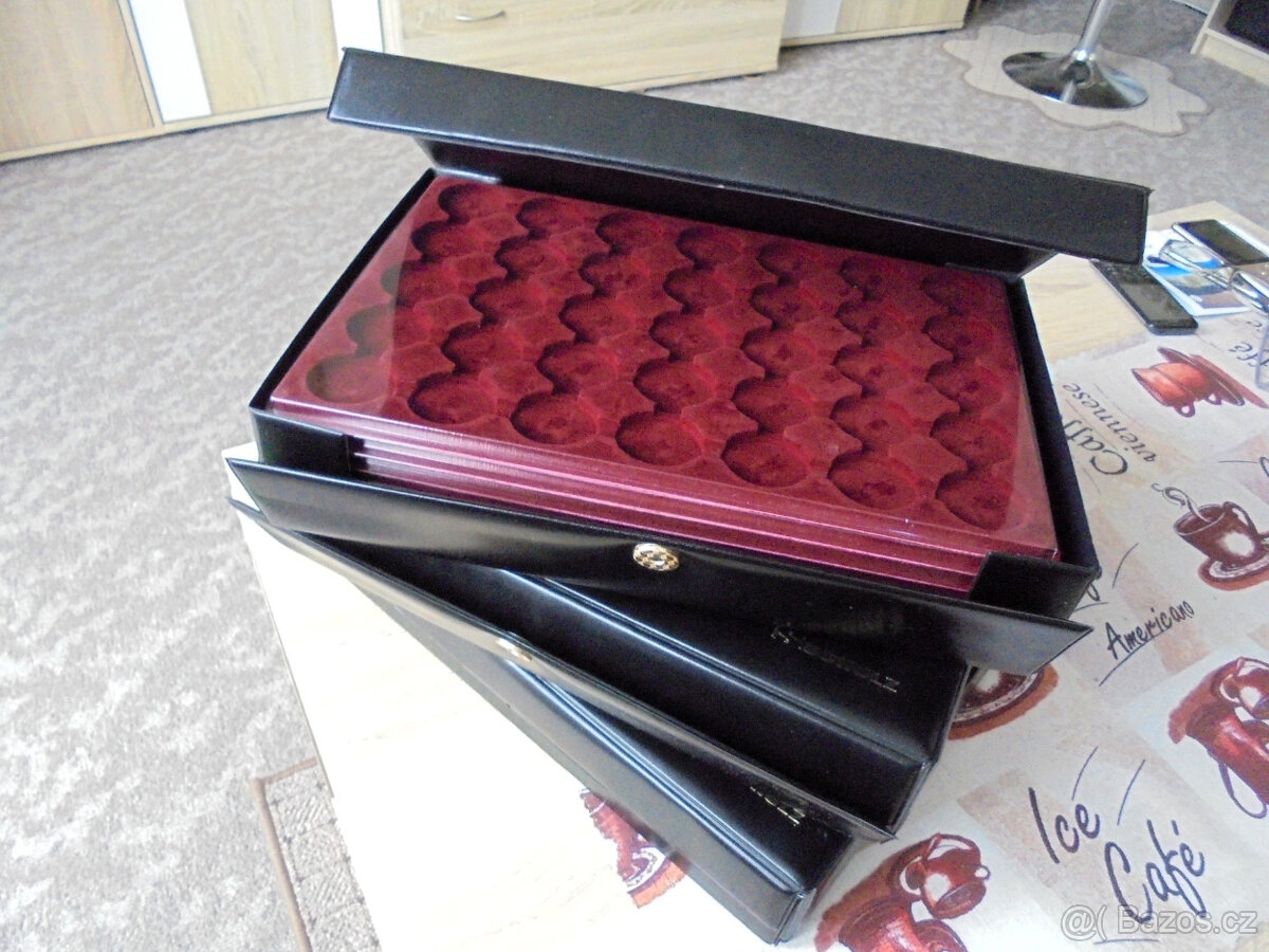 Kufřík a zásuvky na mince. - 6