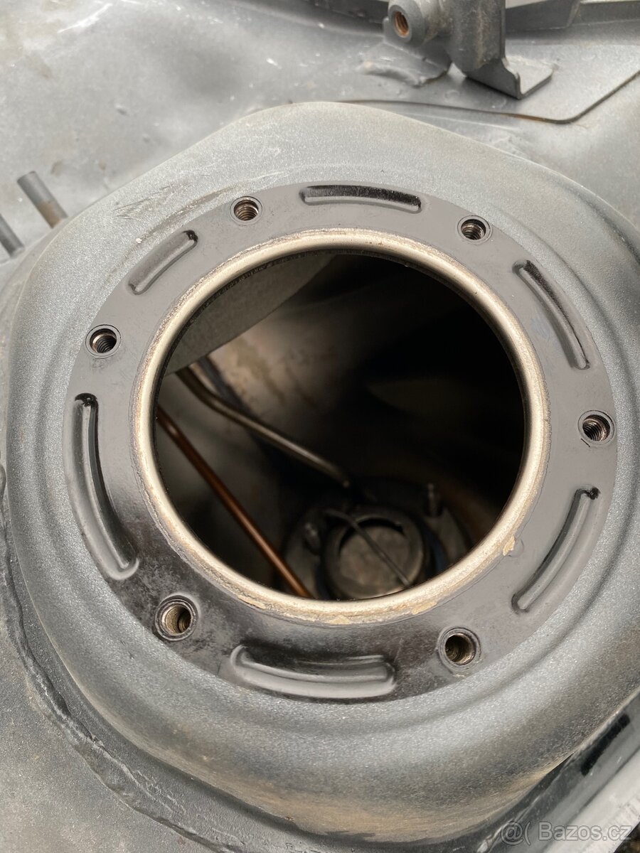 Triumph Tiger 800 nádrž - 6