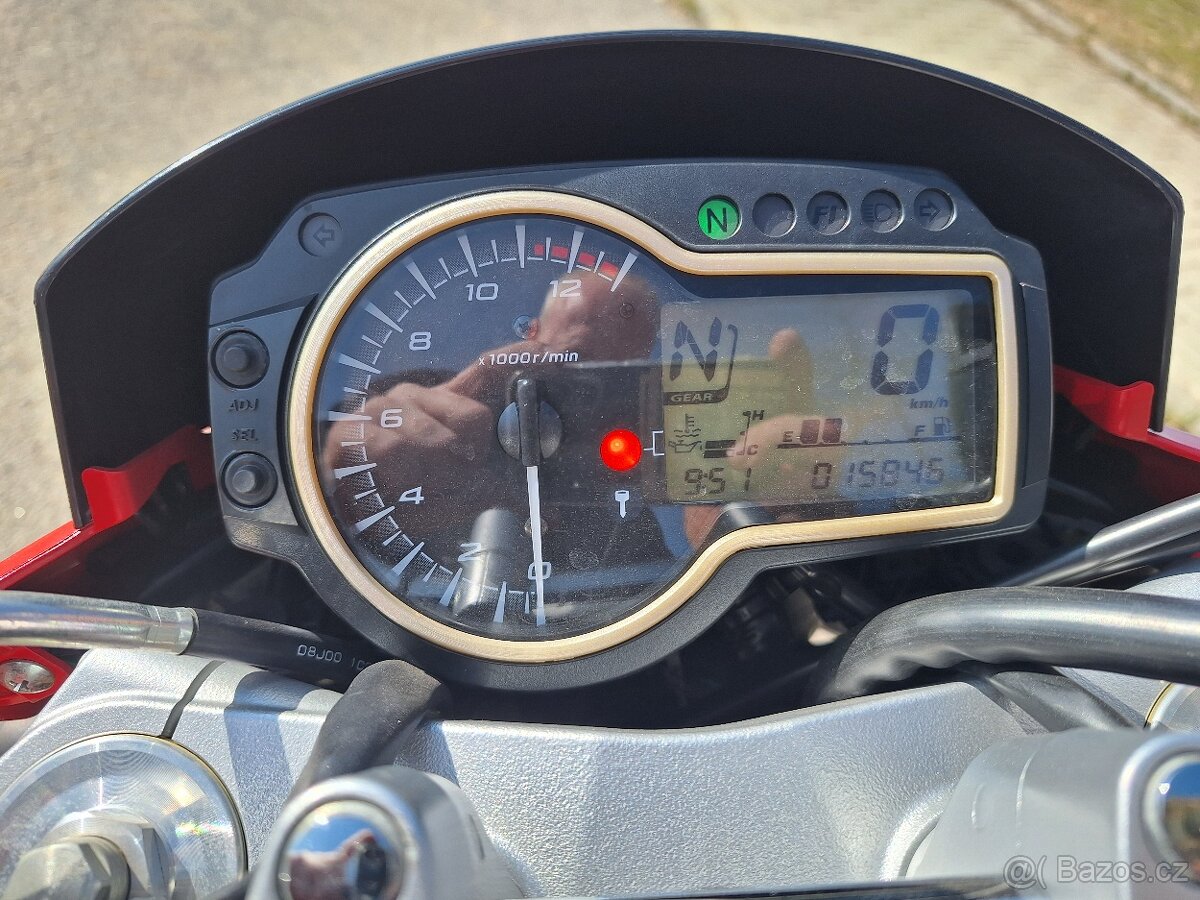 Suzuki gsr 750 - 6