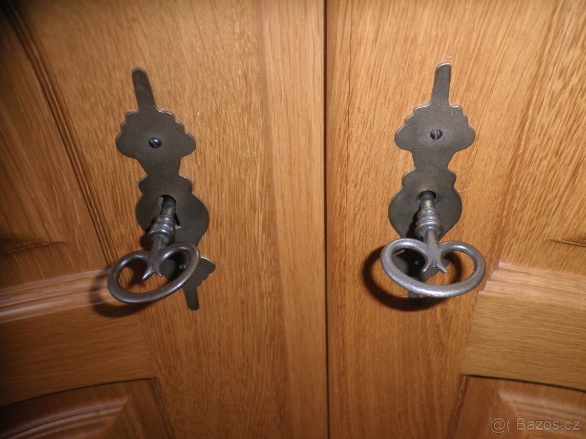 Světlá rustikální šatní skříň - 6