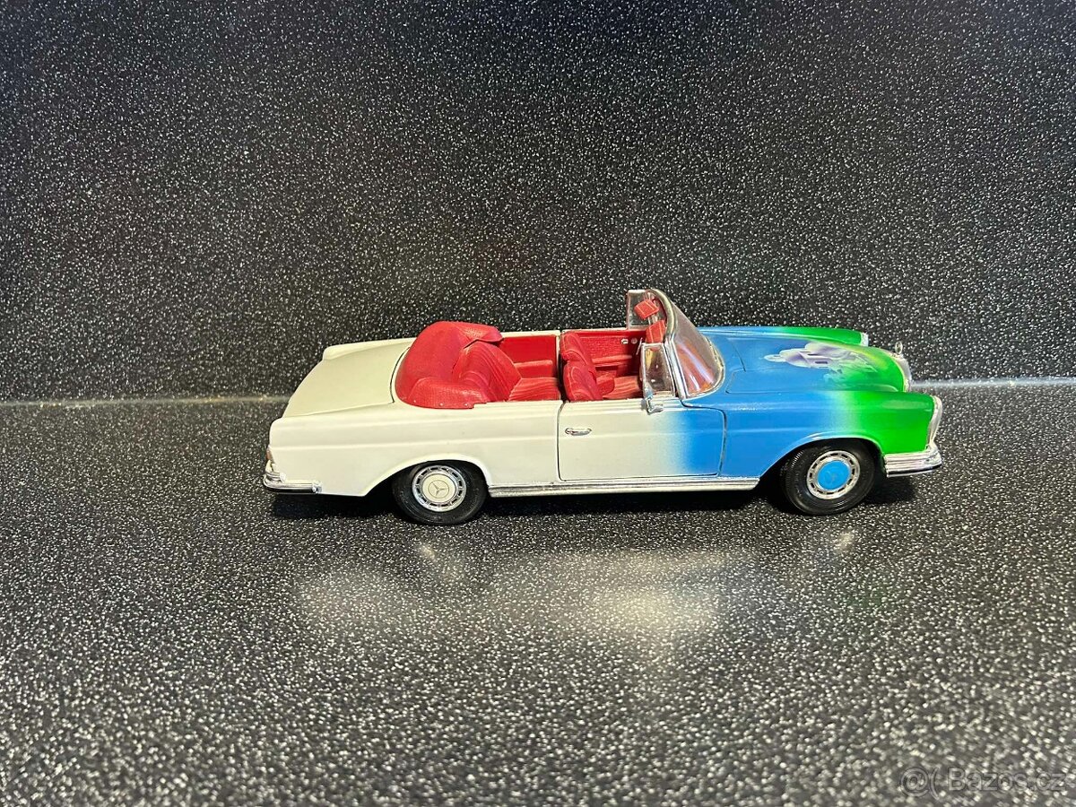 Mercedes Benz 280SE 1:18 - 6