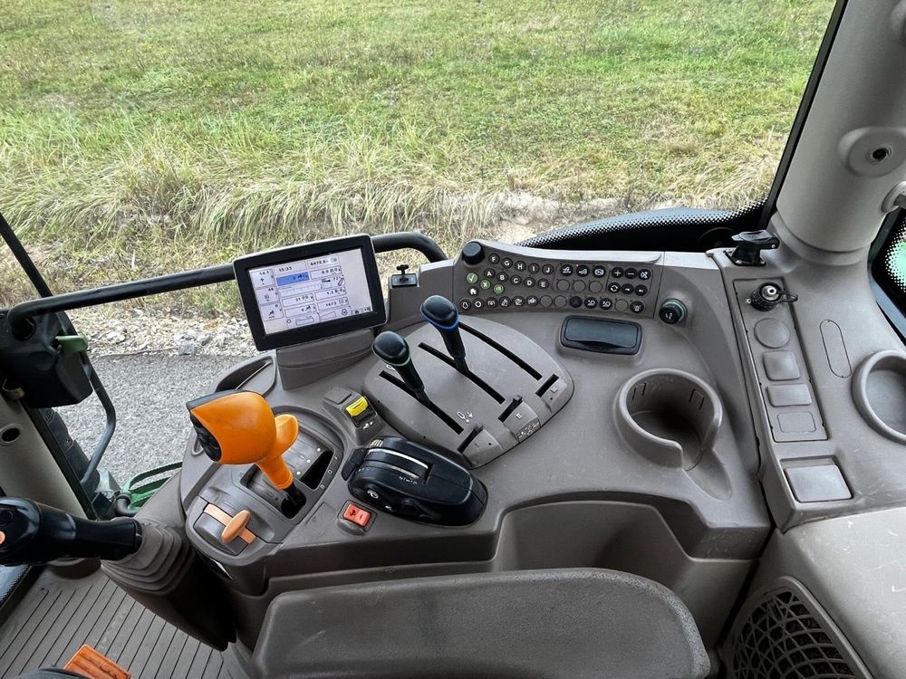 Traktor John Deere 6105 R s čelním nakladačem - 6