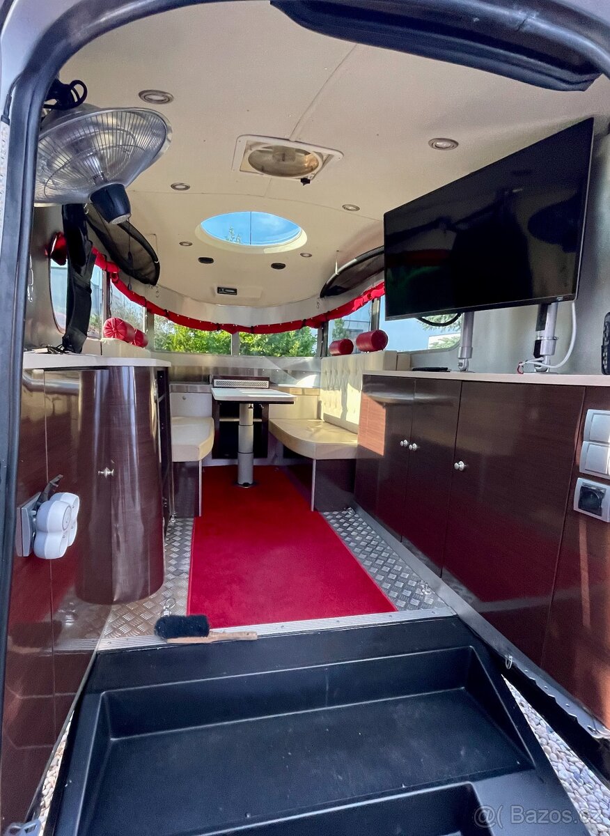 Prodám americký obytný přívěs Airstream BaseCamp - 6