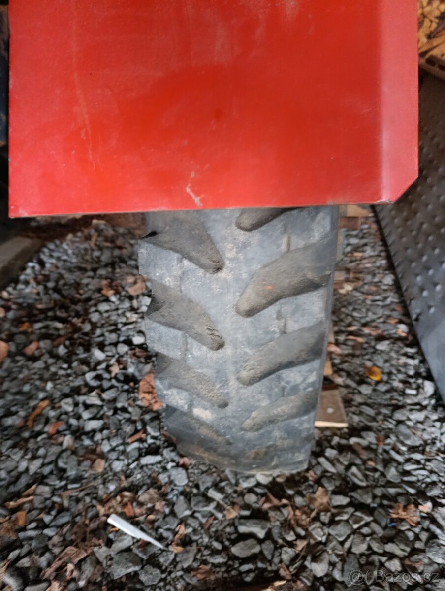 Mohutný malotraktor 4x4 - 6