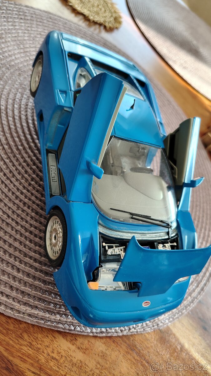 Auto Bugatti na stojanu - 6