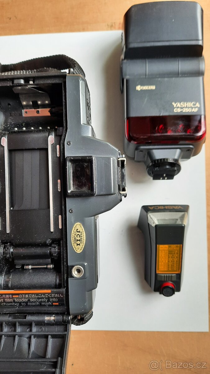 Yashica 230 AF, Yashica lens 35-70, Yashica blesk -sleva - 6
