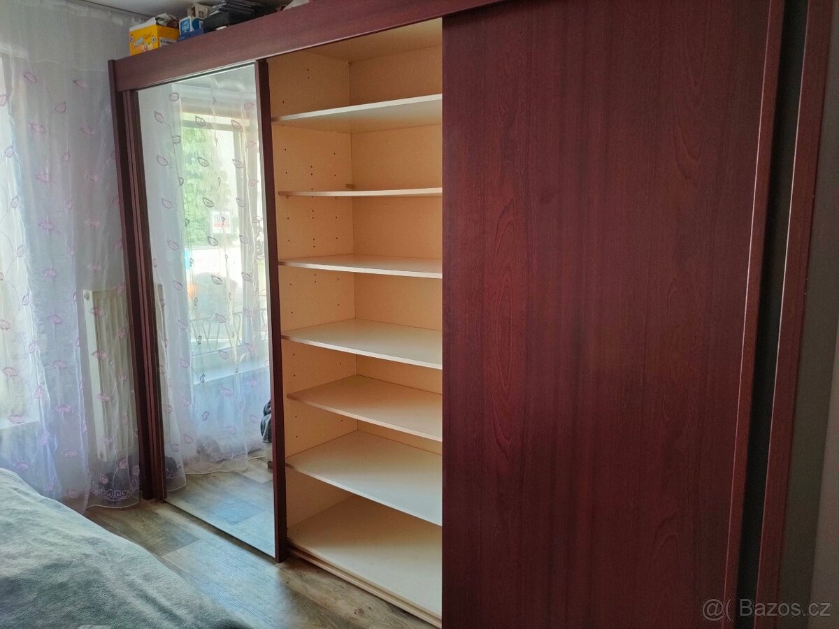 Velká šatní skříň - 6