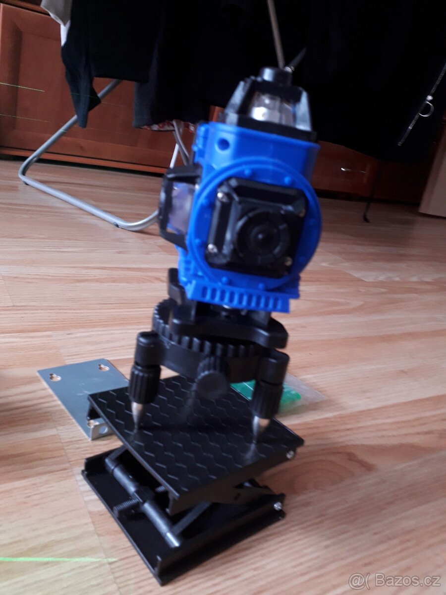 Nový samonivelační laser 4D 16 linek, 2 baterie, Do - 6
