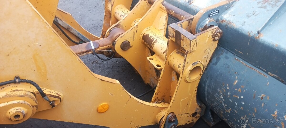 Liebherr 524 čelní kolový nakladač - 6