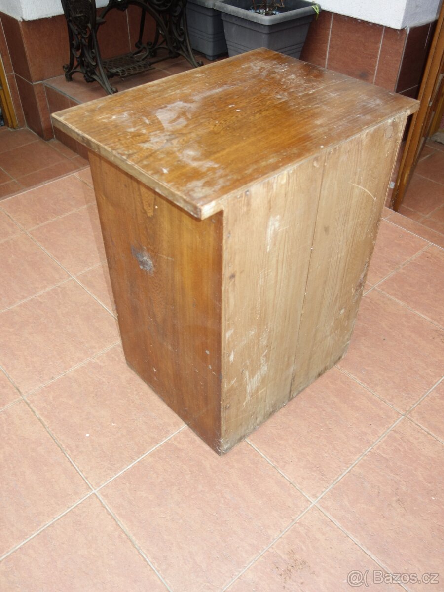 Malá dřevěná skříňka - 6