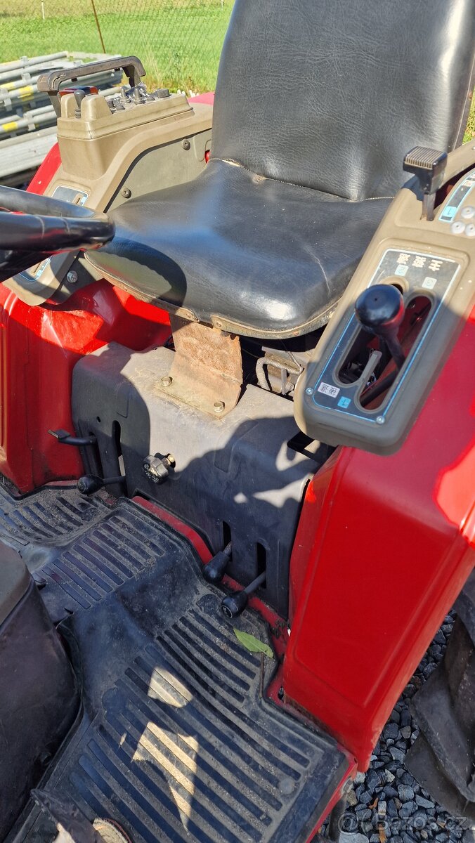 Malotraktor Yanmar s čelním nakladačem - 6