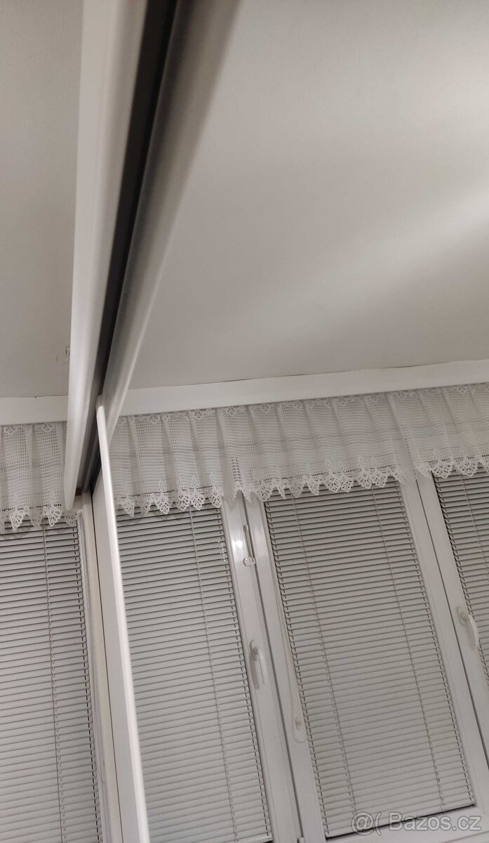 Prodám bílou třídveřovou skříň s posuvnými dveřmi a zrcadlem - 6