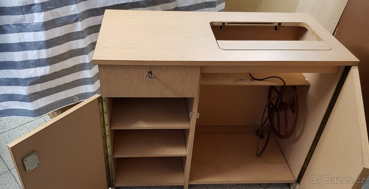 Starožitný šicí stroj SINGER + skříňka - 6