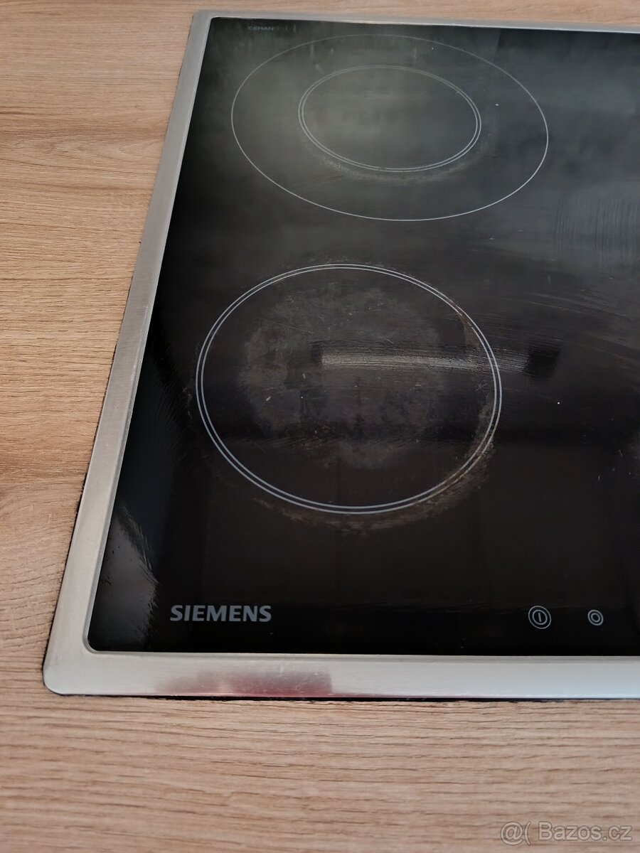 Krásná bílá (téměř plně vybavená) kuchyň - 6