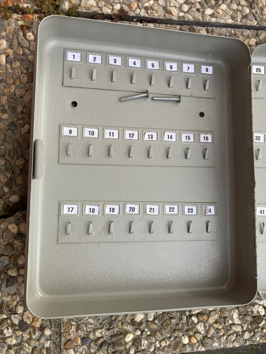 Skříňka na klíče nástěnná za 300 kč - 6