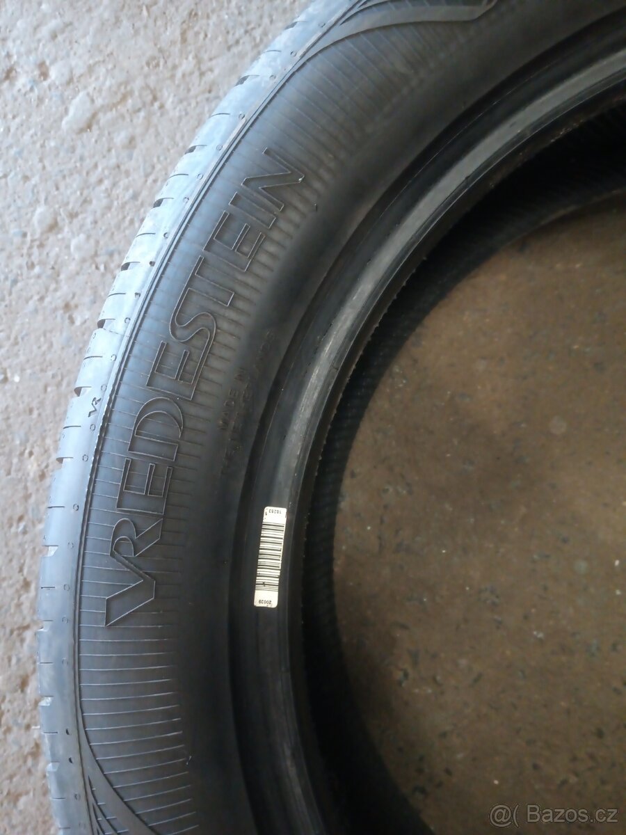 2xletní pneu 235/50/19.Vredestein. - 6