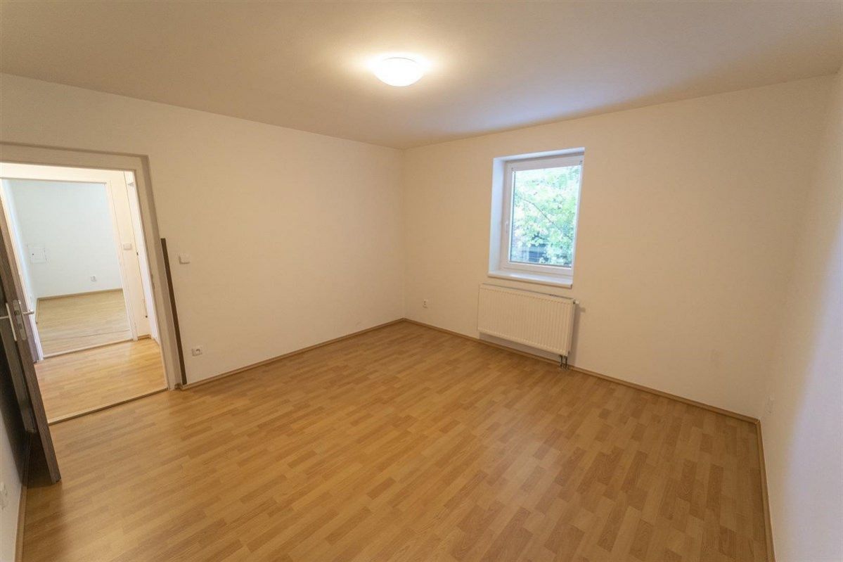 Pěčice, prodej rodinného domu 206 m2 (3 byty, sklady 2700 m2 - 6