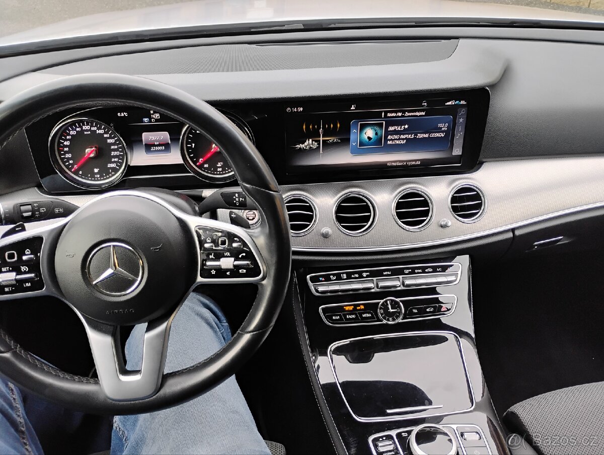 Mercedes-Benz E Class 220D - 6