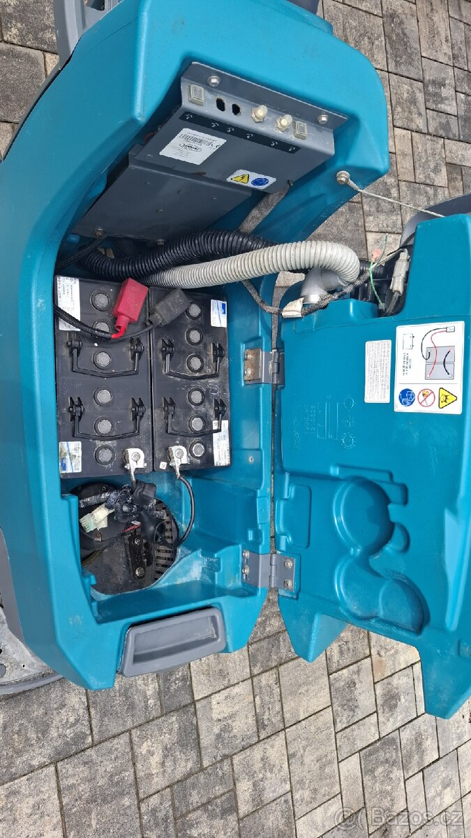 Podlahový mycí stroj TENNANT T300e 600mm - 6