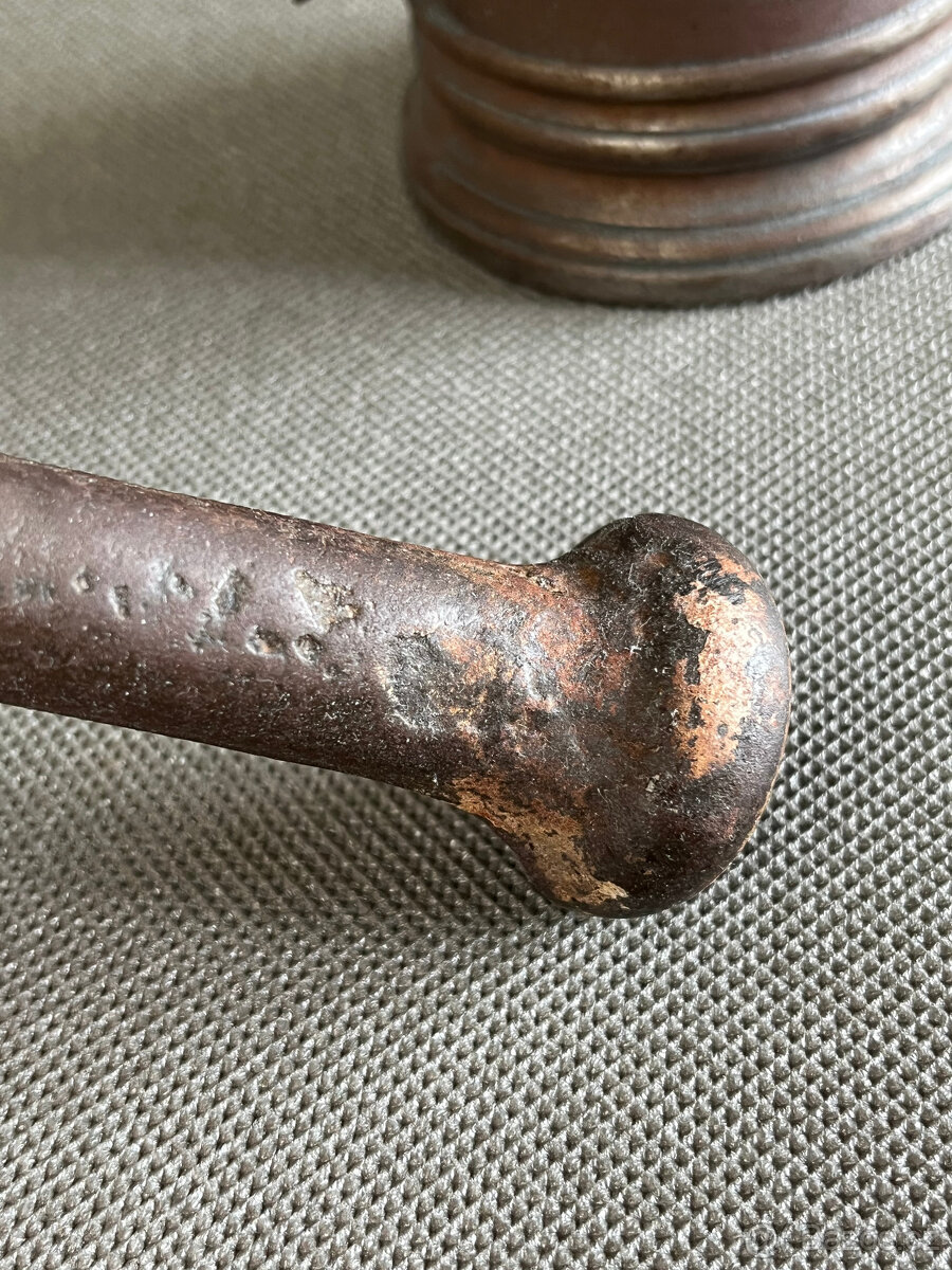 Starožitný litinový hmoždíř s tloukem č. 3 váha 2200g - 6