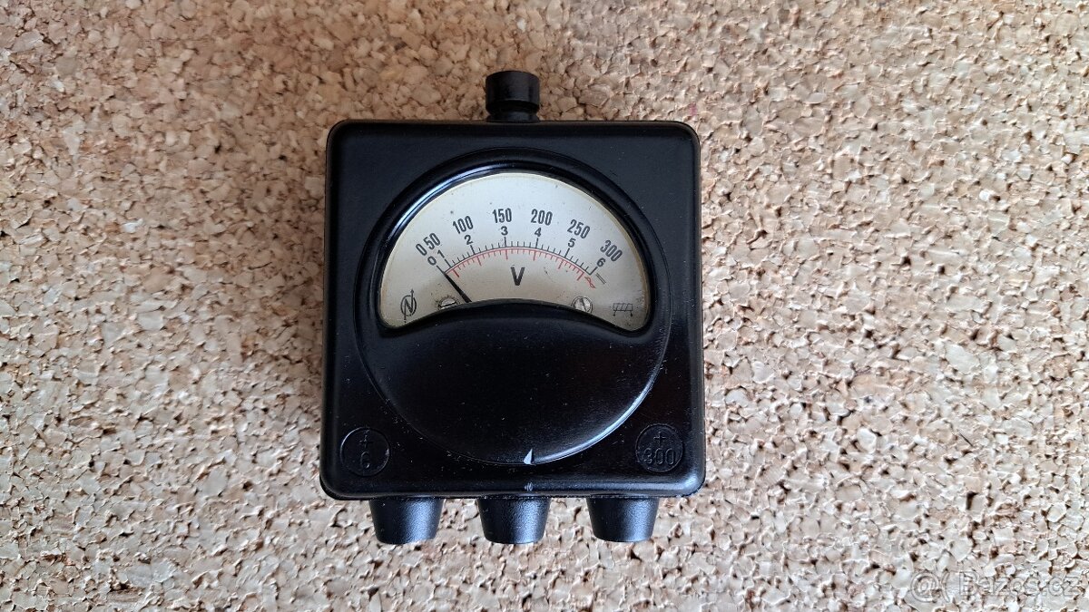 Ruční analogový voltmetr AC/DC 0-6V, 0-300 V - 6