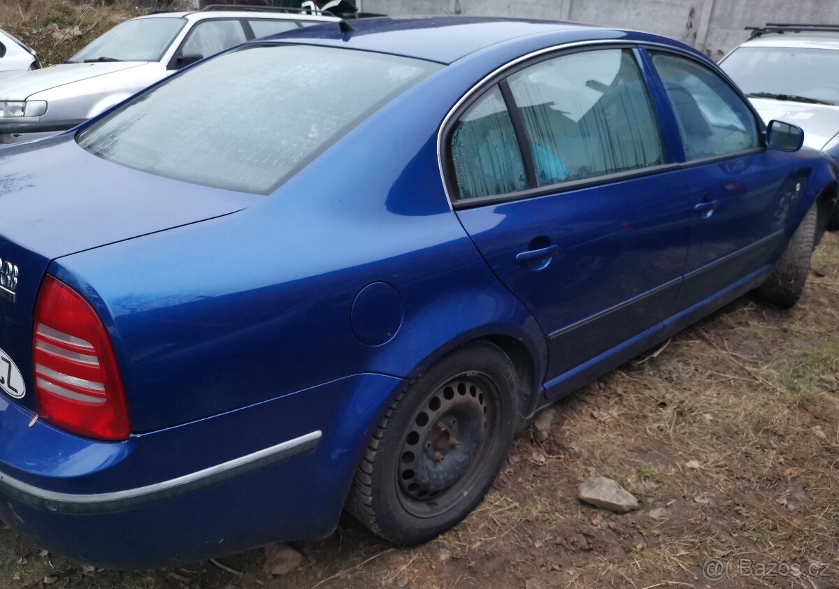 Škoda Superb veškeré díly z vozu modrý černý - 6