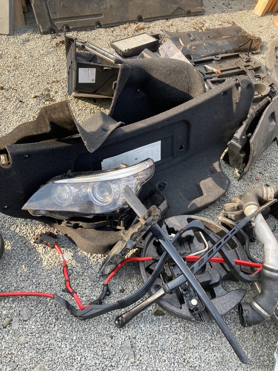 Zadni naprava Bmw 525/08,zadni naraznik,interier,svetlo. - 6