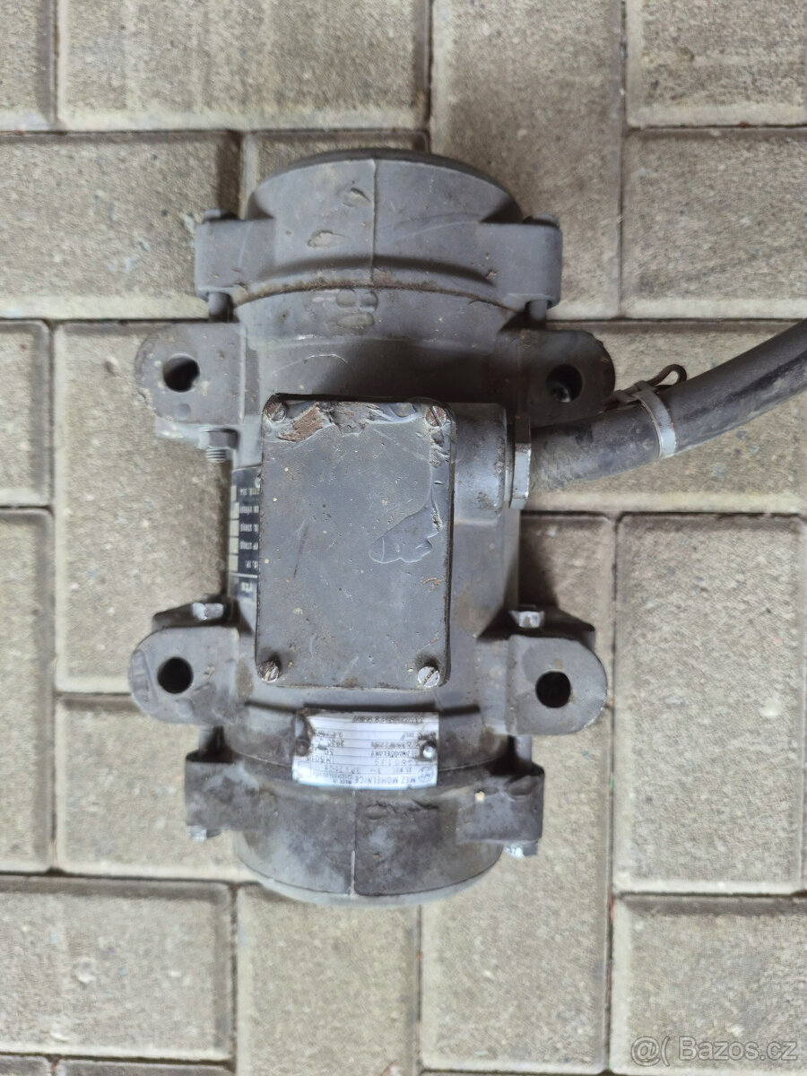 Příložný vibrátor Stavostroj – motor MEZ Mohelnice - 6