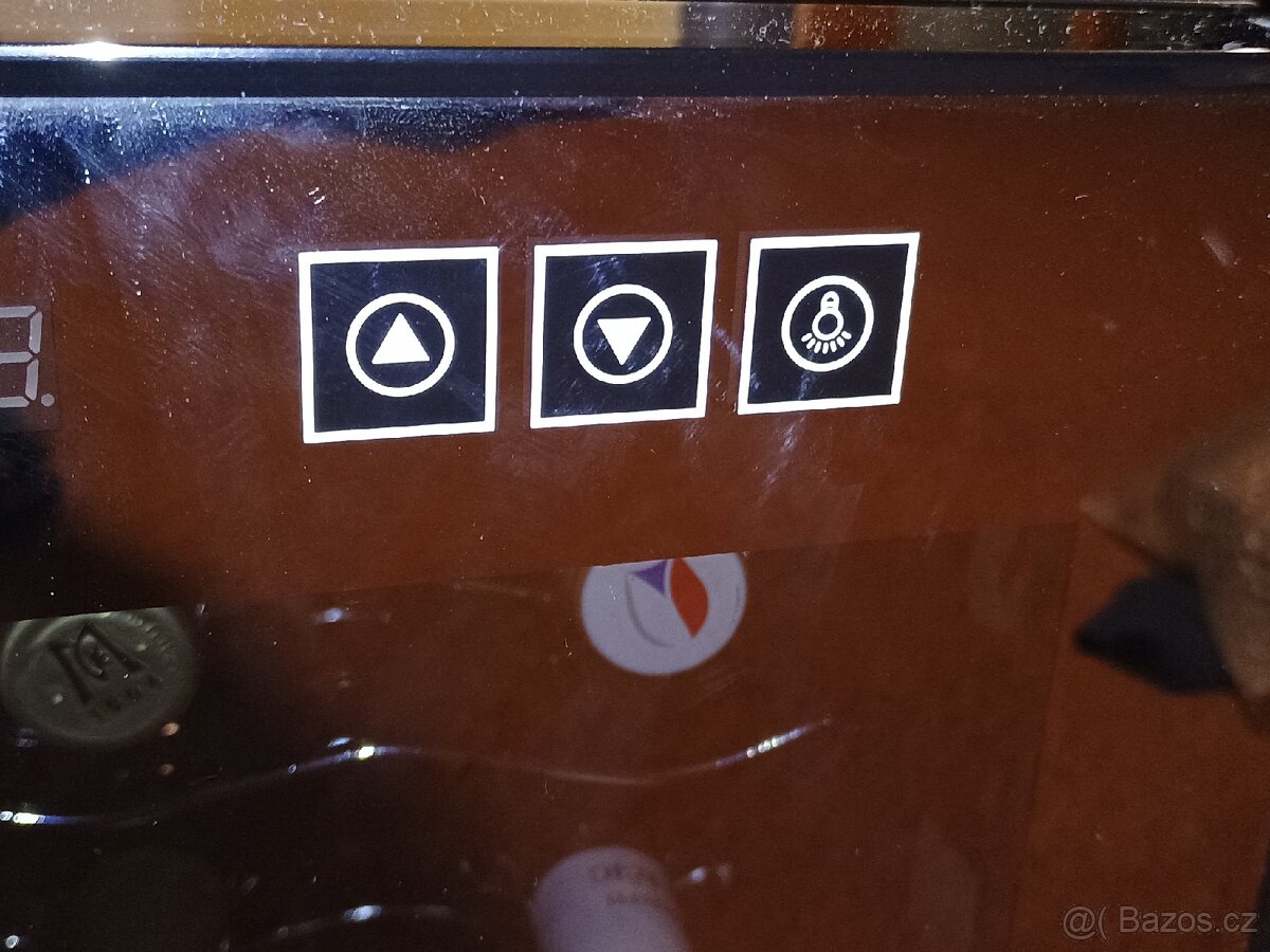 Domácí vinotéka na 6 lahví - 6