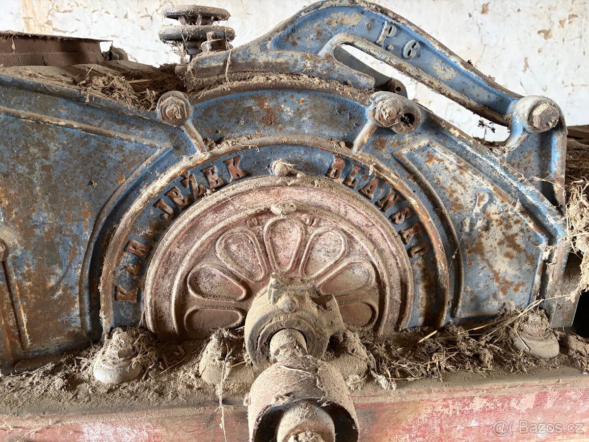 Starý zemědělský stroj – čistička / mlátička obilí - 6
