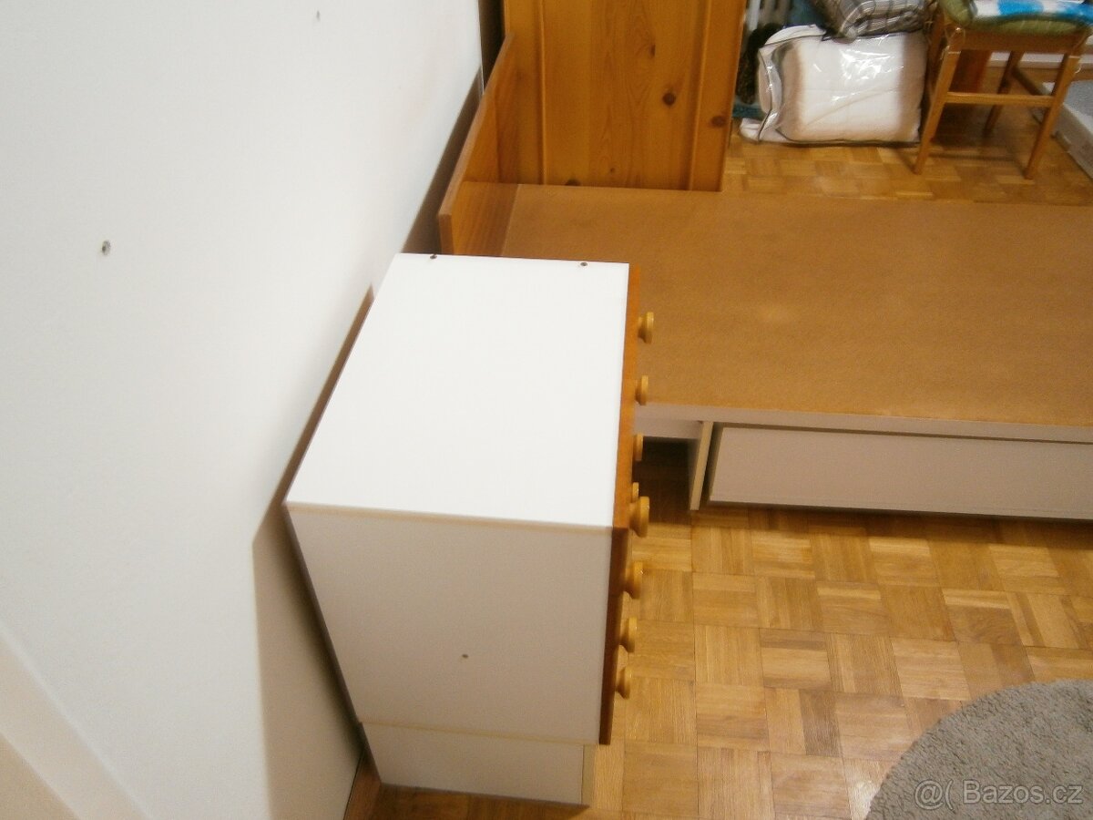 POSTEL A NOČNÍ STOLEK - 6