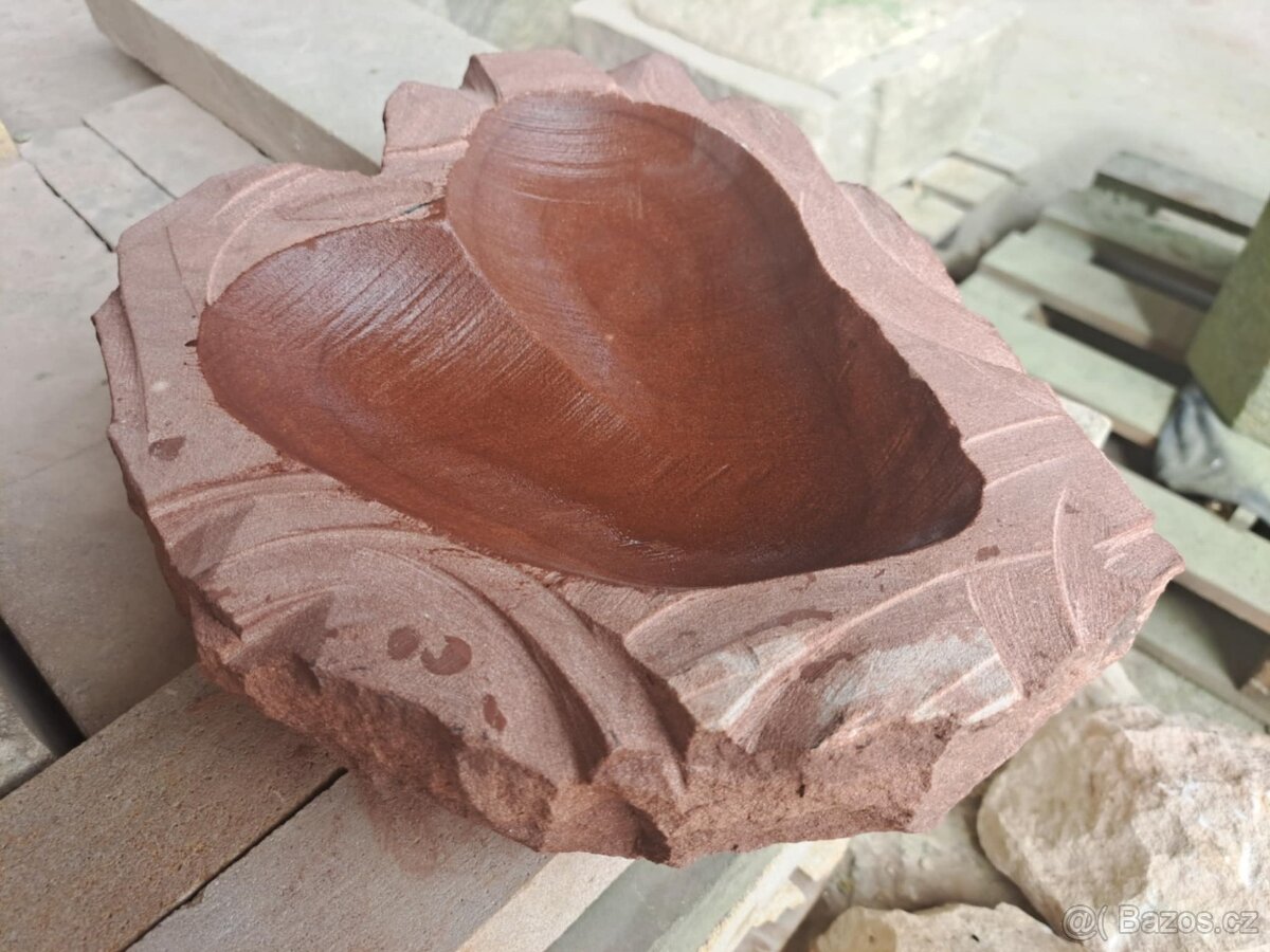 Pítka ve tvaru srdce z červeného pískovce - 6