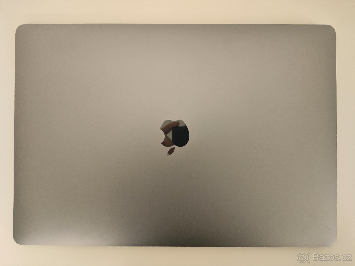 MacBook Pro 15" 2018 | i7 • 16GB • 256GB SSD - 6