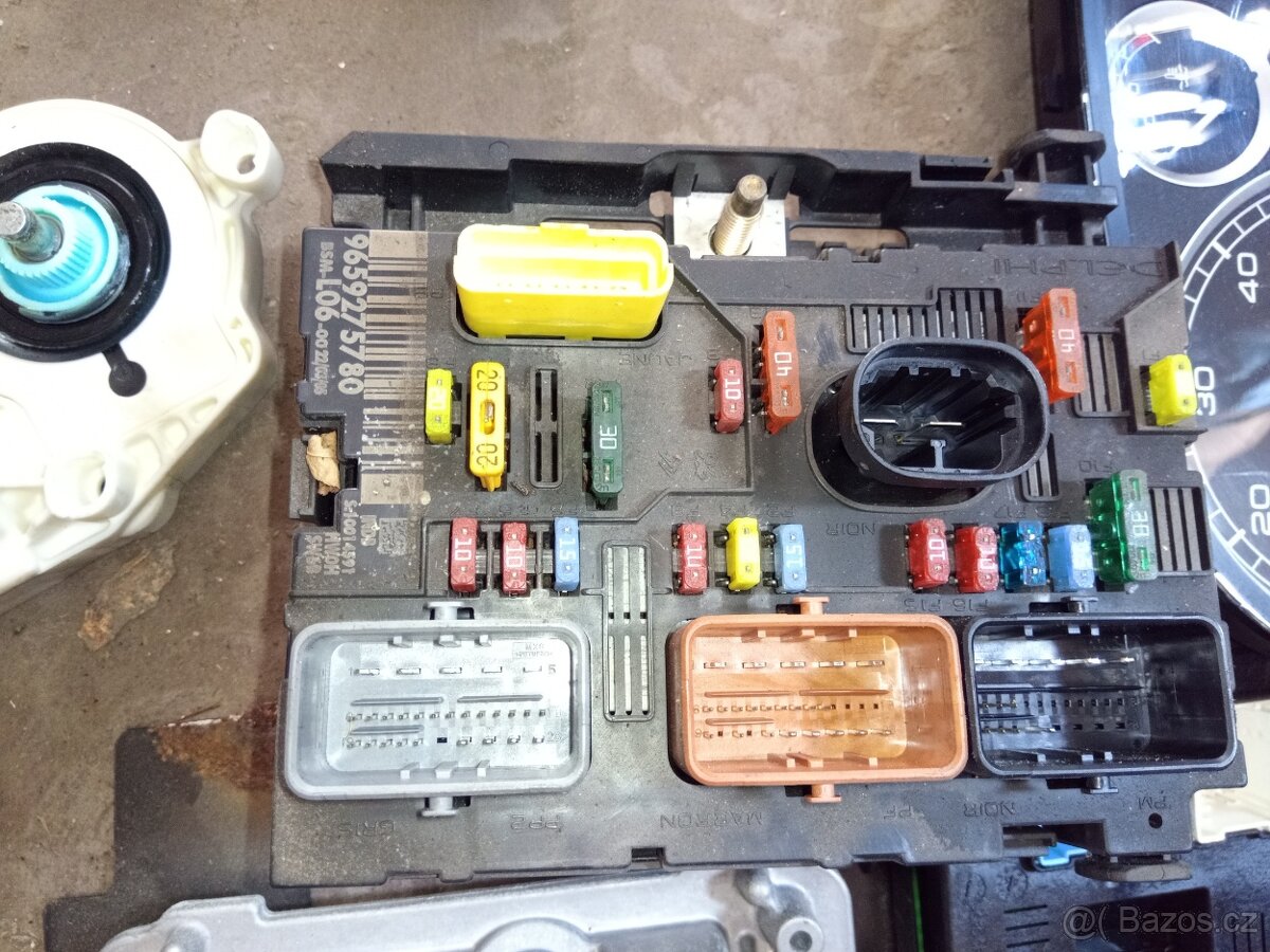 Peugeot 307 1.6 HDI 66KW kombi stříbrný rok 05 - 6