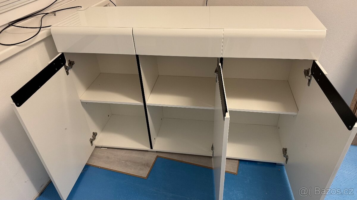 Manželská postel+2x stolek+komoda - 6