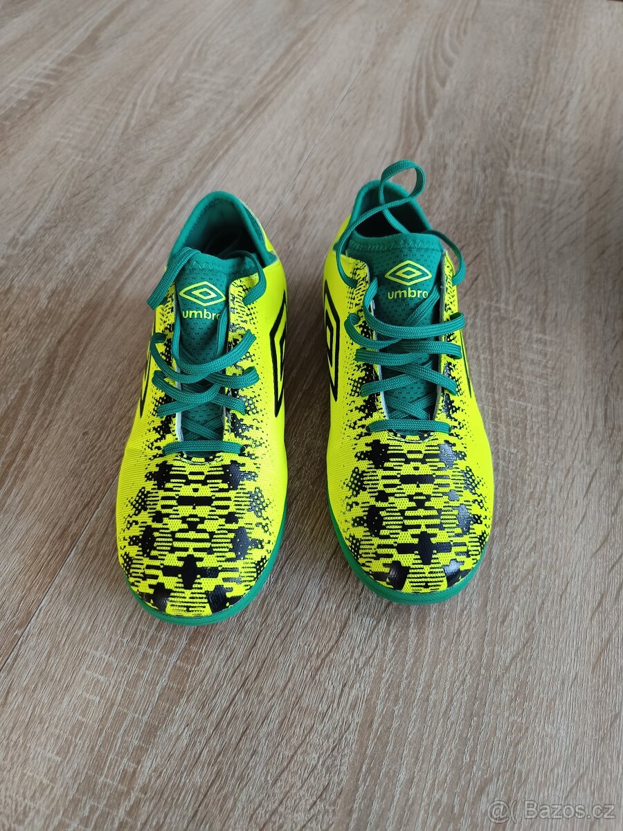 Prodám dětské sálové kopačky Umbro v. 33,5 - 6