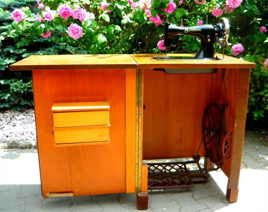 Starožitný cca 100 let starý skříňový šicí stroj - 6