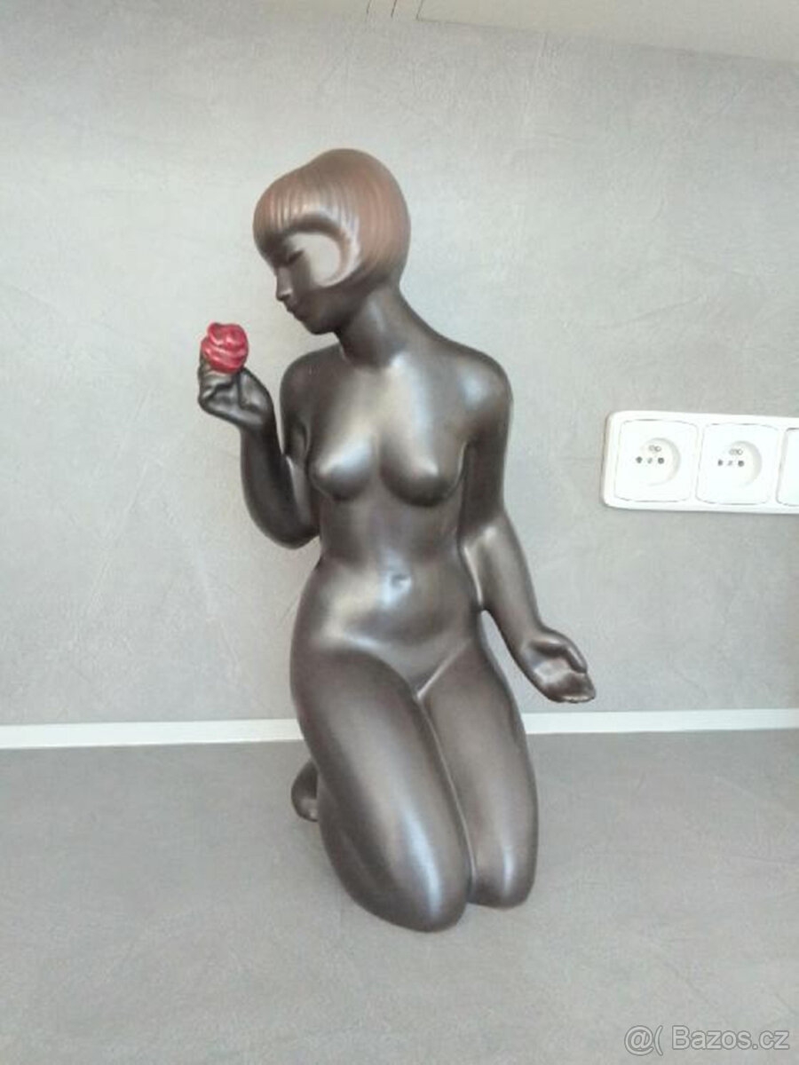 SOŠKA- KLEČÍCÍ PANNA S RŮŽÍ - 6