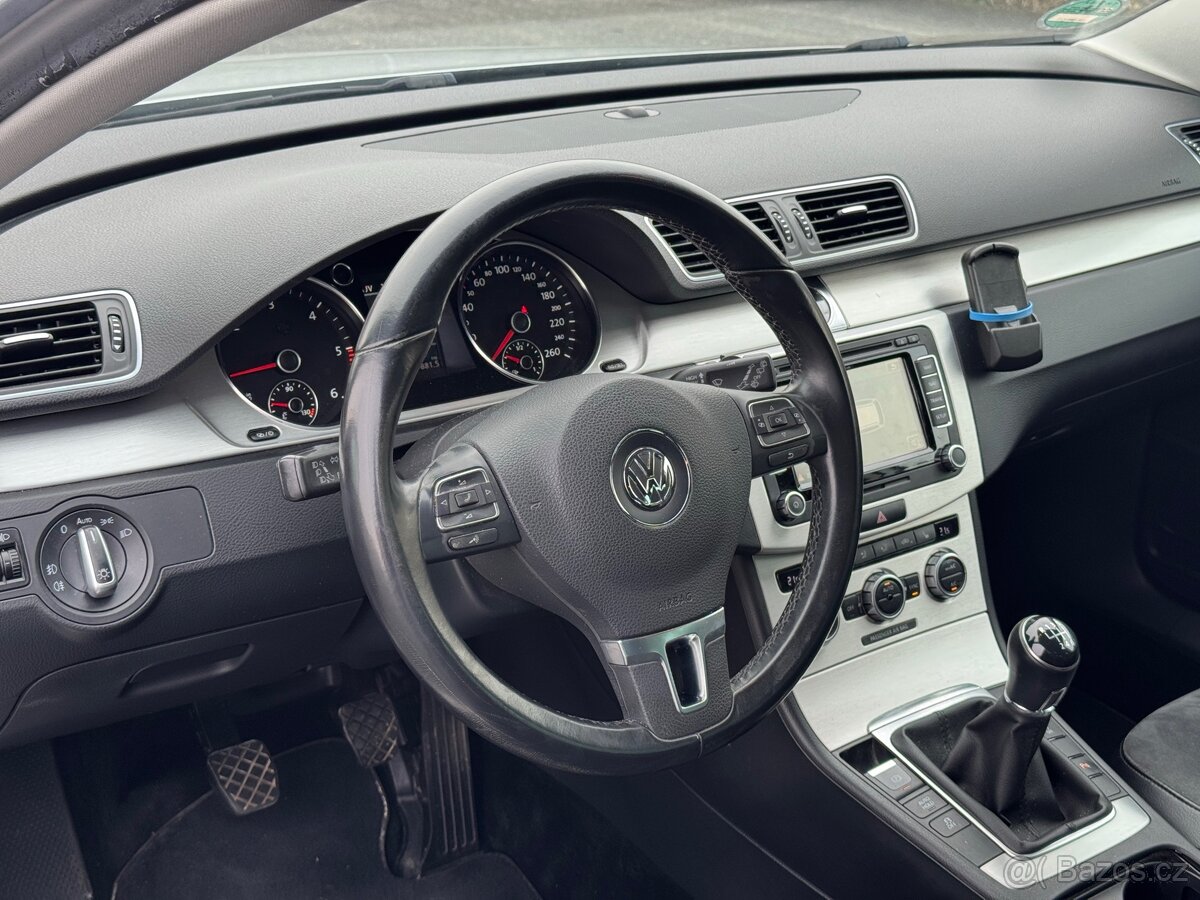 Vw Passat B7 2.0 TDI 103kw Highline/ alcantara/ kamera - 6