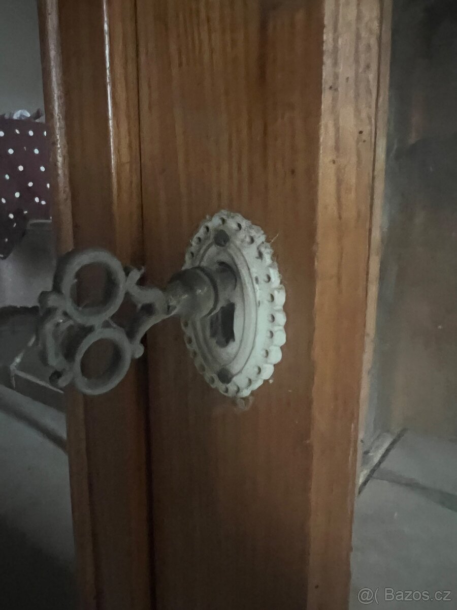 Prosklená starožitná vitrína - 6