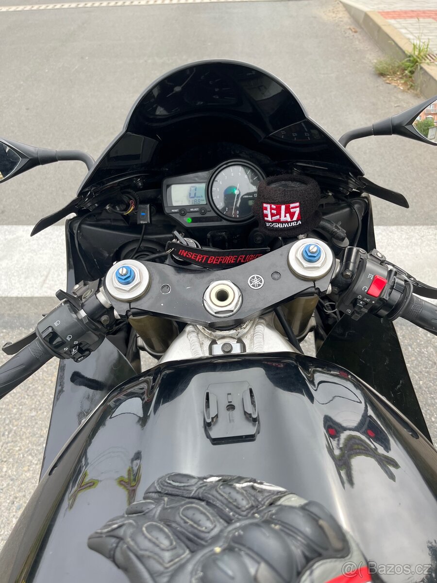Yamaha R1 - 6
