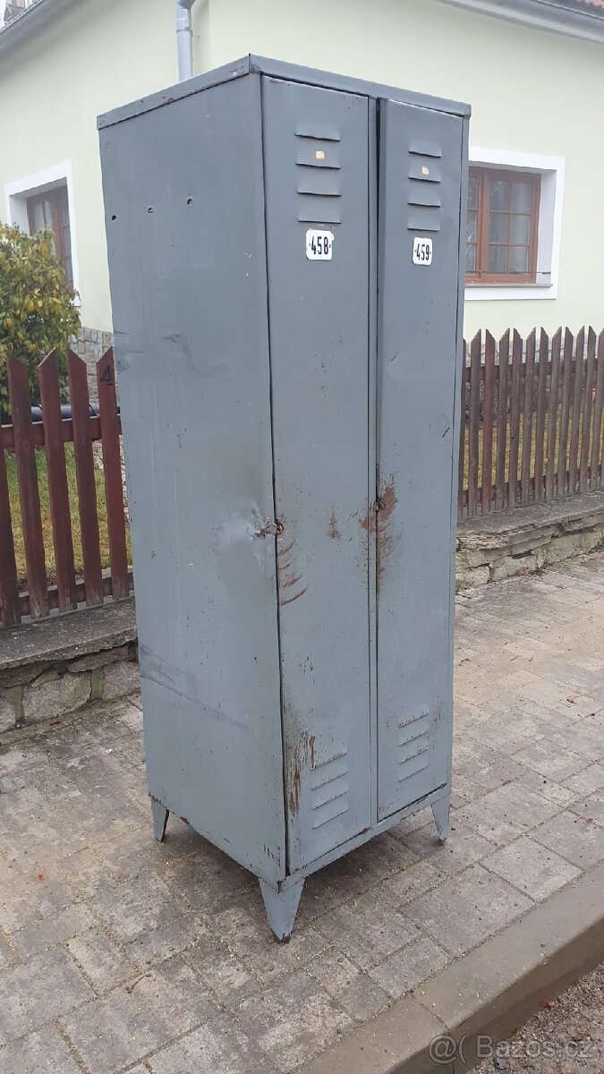 Kovová šatní skříň - 6