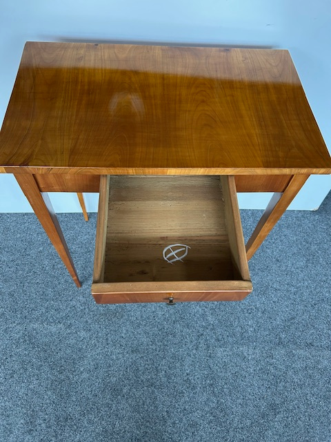 Stolek biedermeier v třešni. - 6