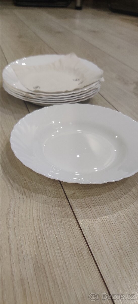Sada bílých talířů - 6