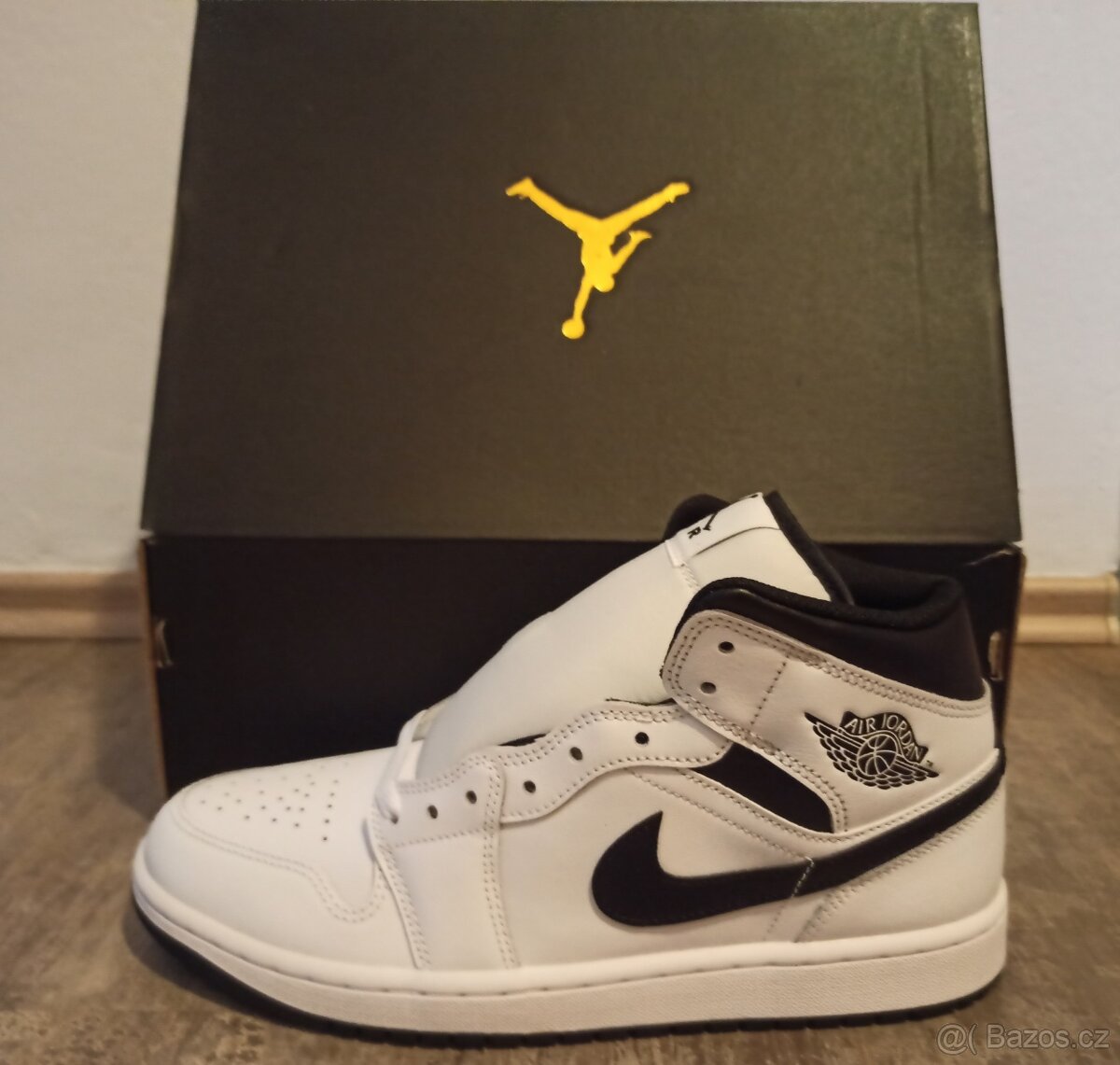 NIKE AIR JORDAN 1 MID - 6