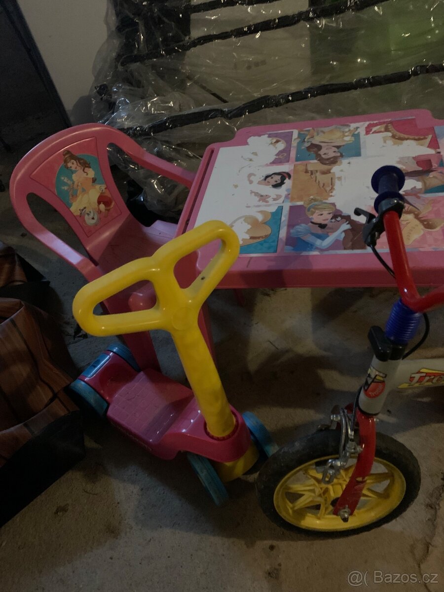Dětský zahradní nábytek + koloběžka + odrážedlo - 6