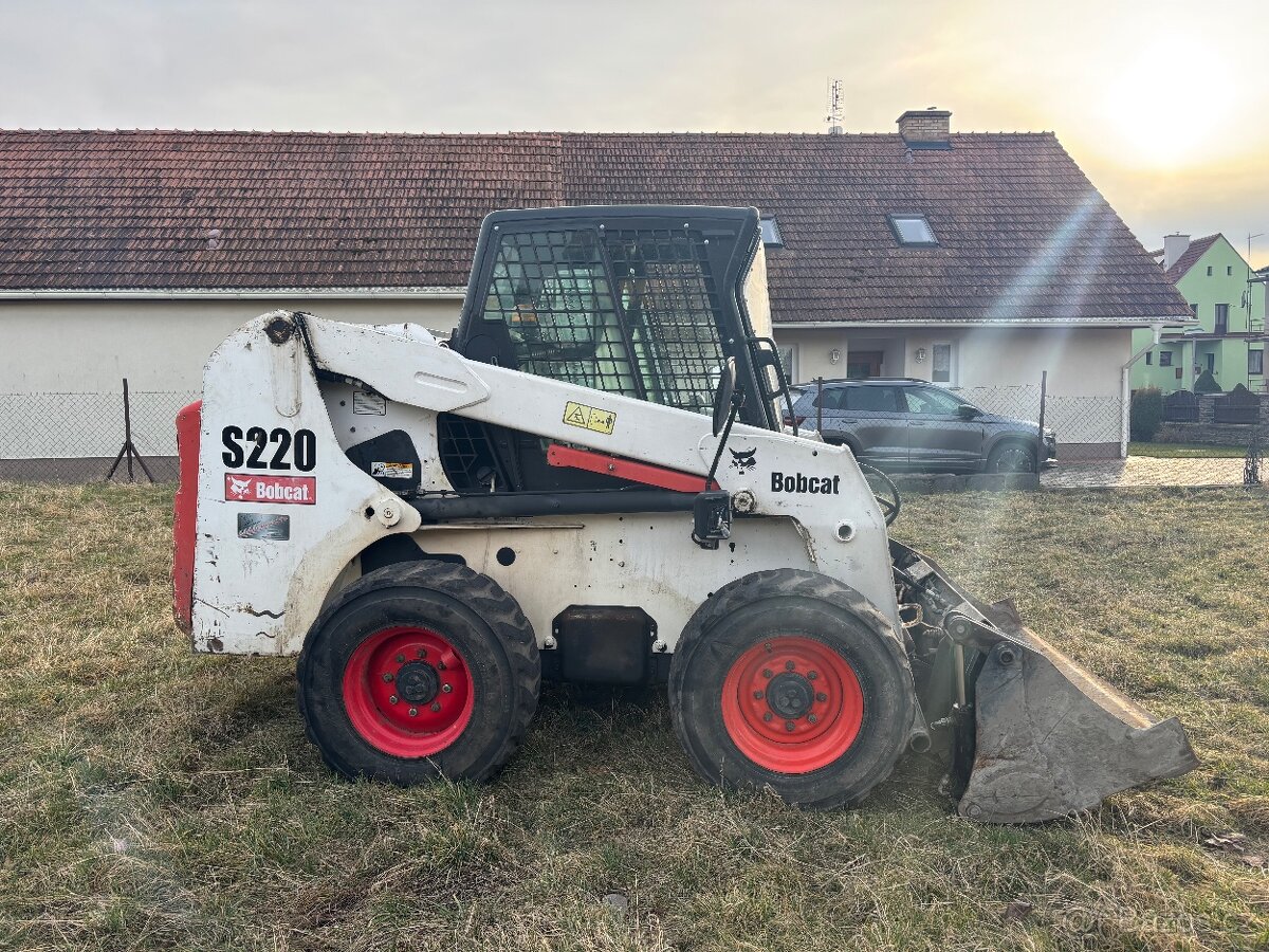 Smykový nakladač BOBCAT S220 55,9 kw - 6