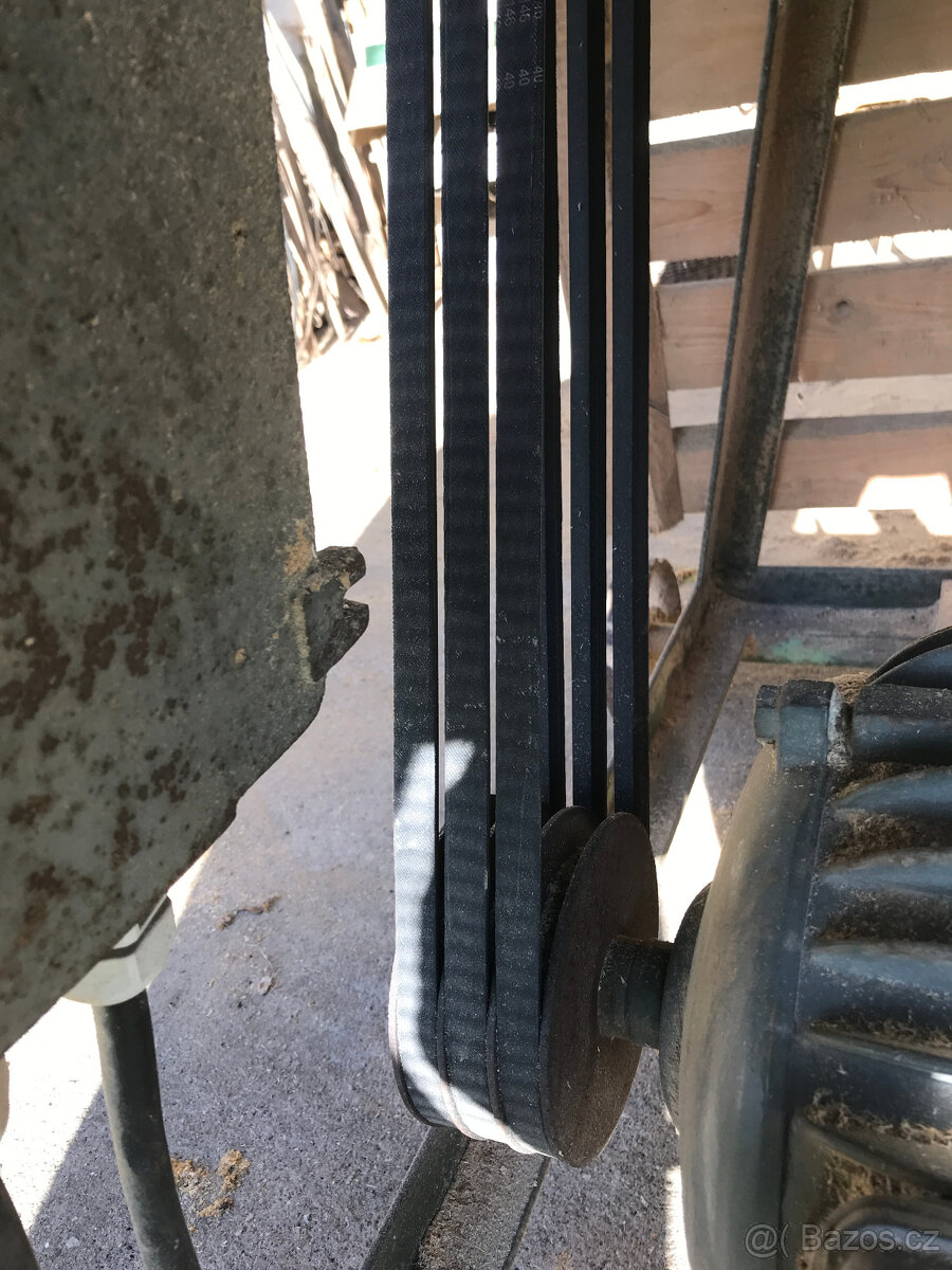 Pila cirkulárka na dřevo. - 6