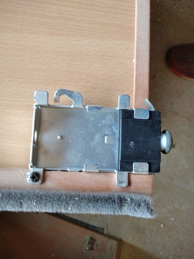 Pojezdy na skříňové dveře - 6