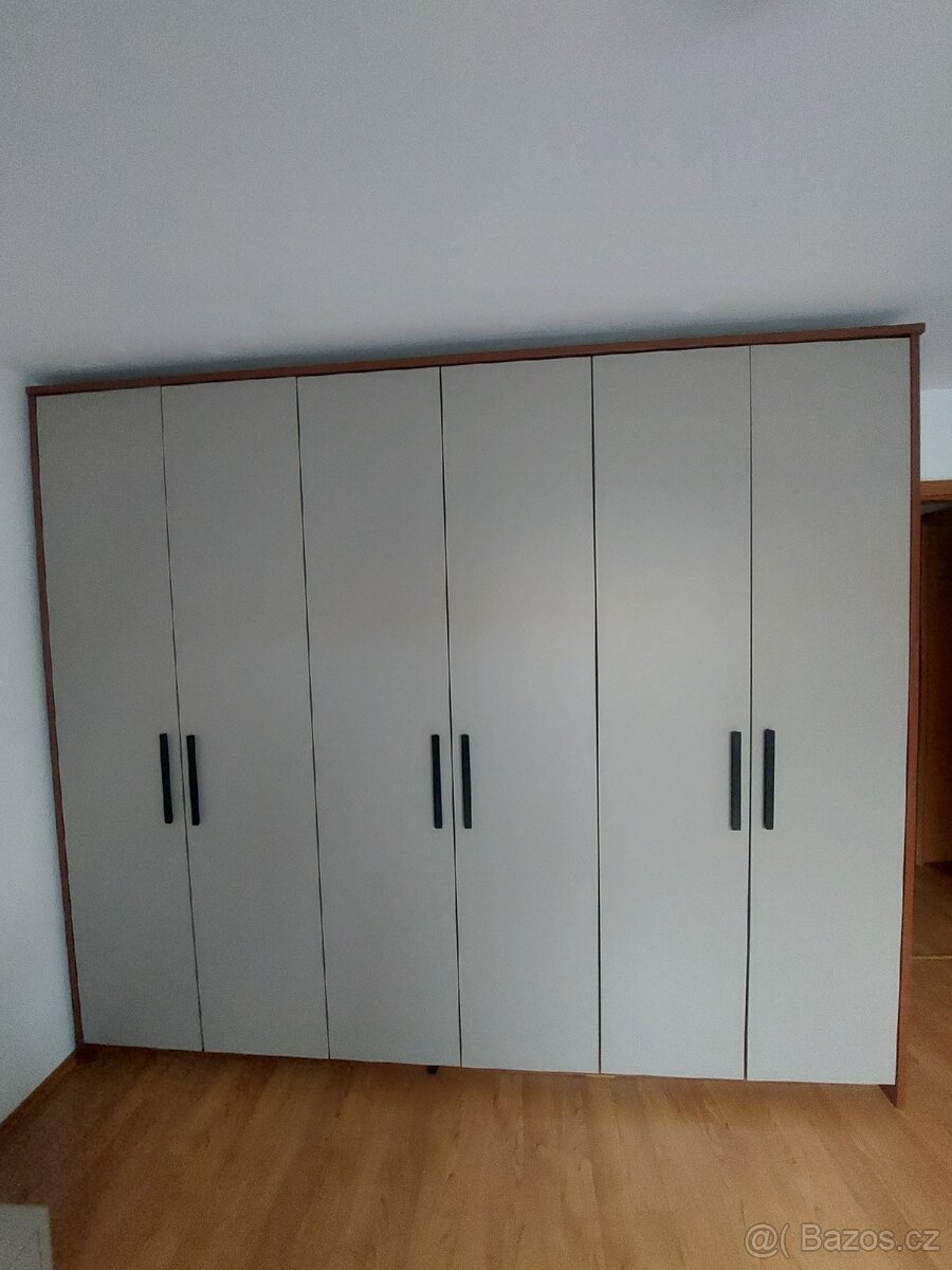 Studentska sestava se stolem - 6